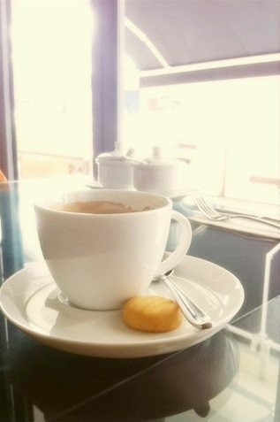 latte with cookies