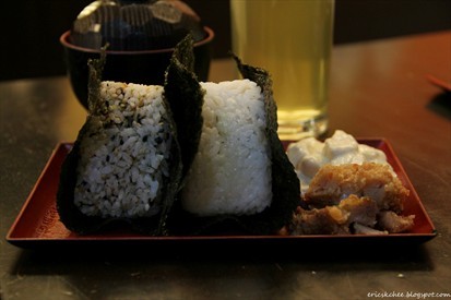 饭团 x 2 + 炸鸡肉 x 1 + 味噌汤 x 1 + 馬鈴薯沙律 x 1 +绿茶 x 1