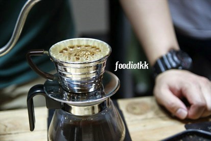 咖啡师David正使用一种叫Kalita Wave的手冲滴滤式(简称手滴)器材萃取危地马拉单品(其他细节就不在这里说了)